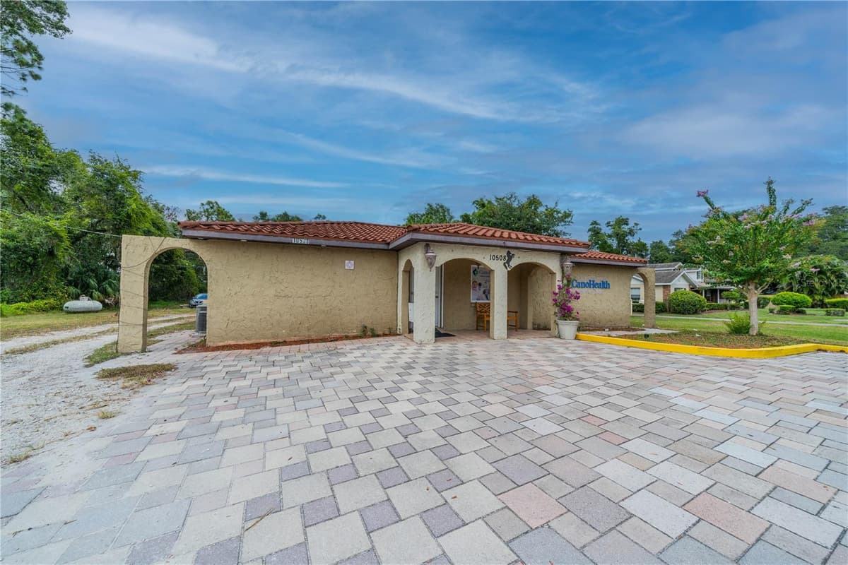 10508 GIBSONTON DR — photo 3 of 37