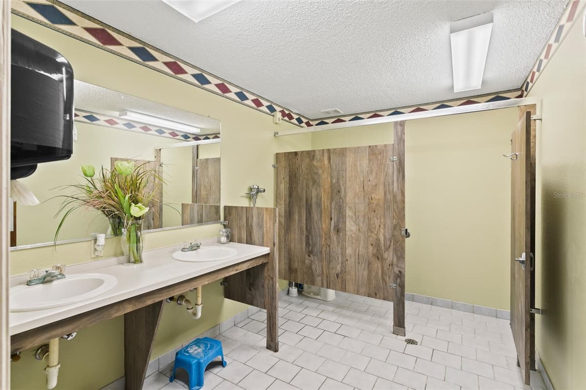 3601 MOODY BOULEVARD — photo 12 of 96