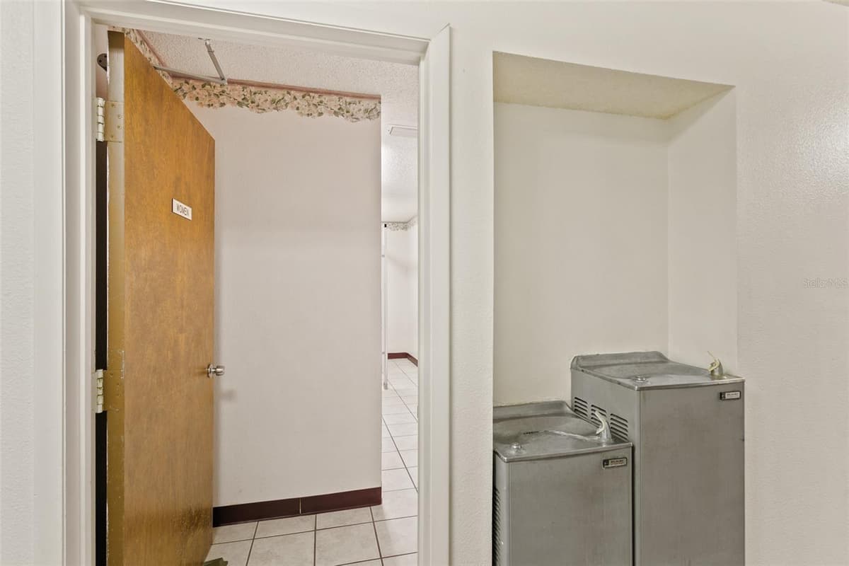 3601 MOODY BOULEVARD — photo 39 of 96