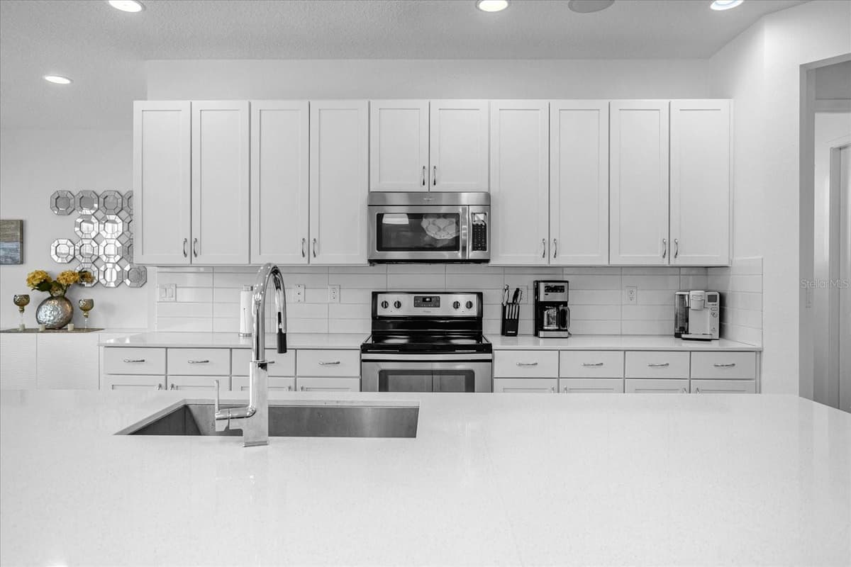 3951 OAKVILLE AVENUE — photo 8 of 40