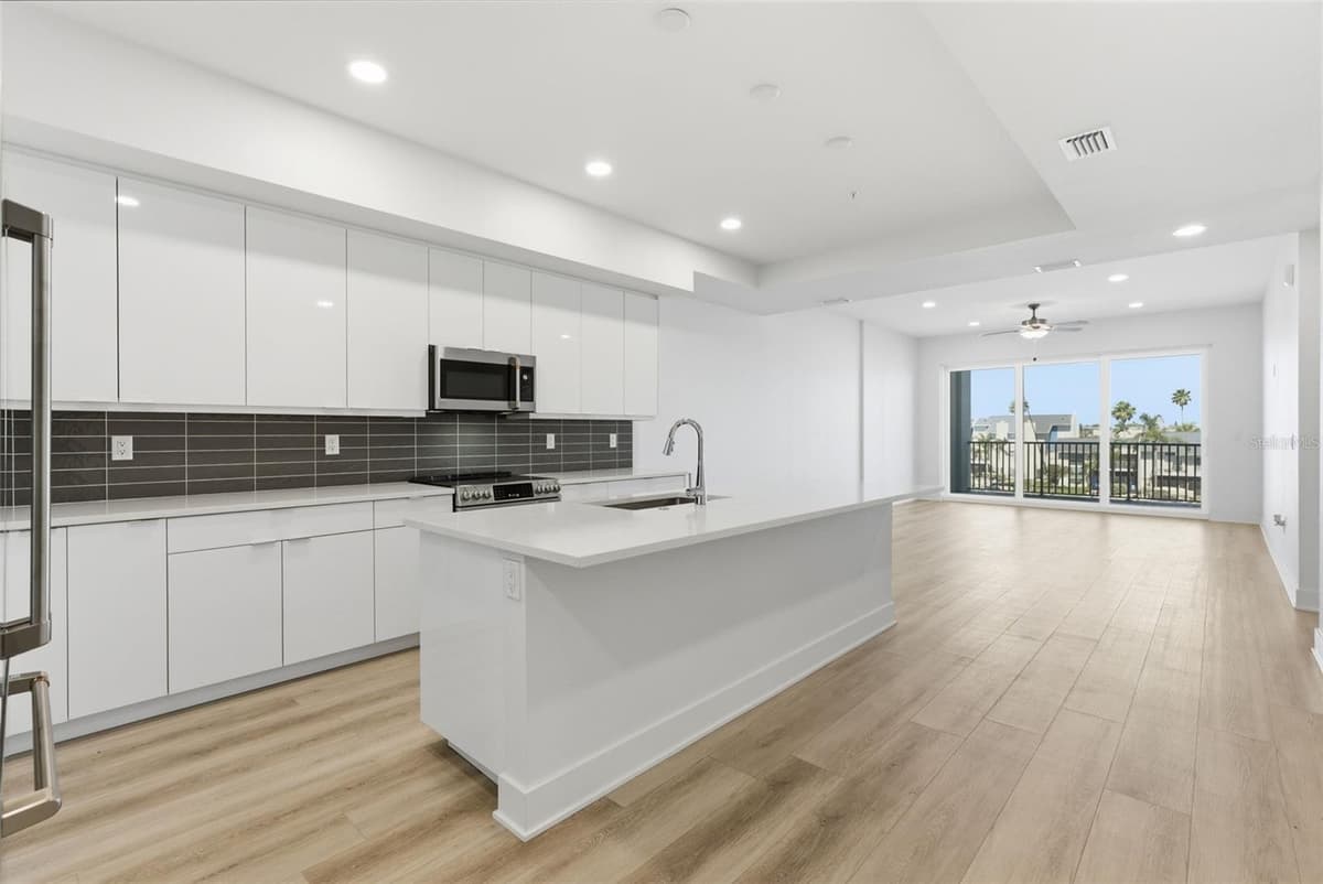 400 150TH AVENUE — photo 8 of 71