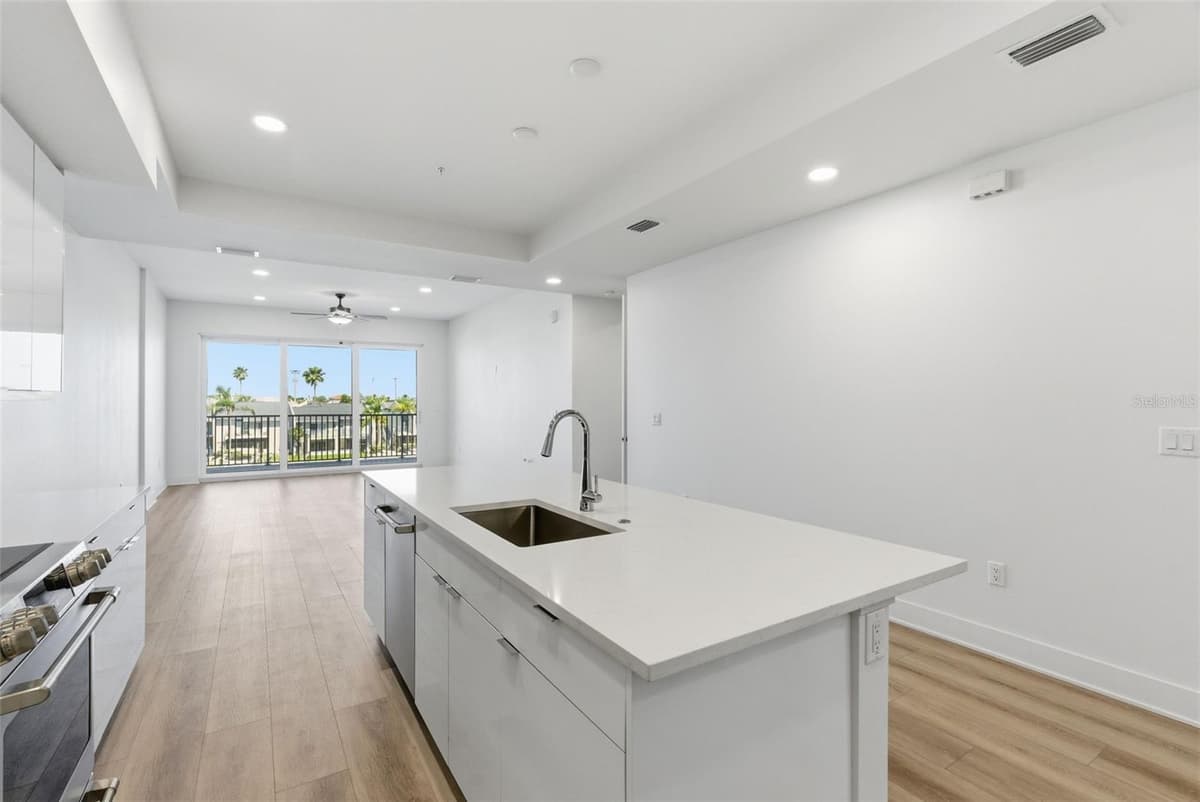 400 150TH AVENUE — photo 14 of 71