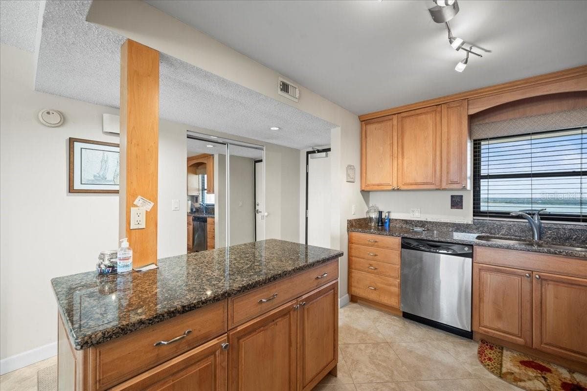 1270 GULF BOULEVARD — photo 17 of 42