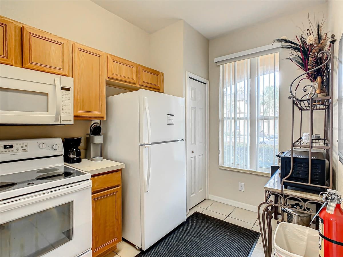 702 CALABRIA AVE — photo 4 of 58