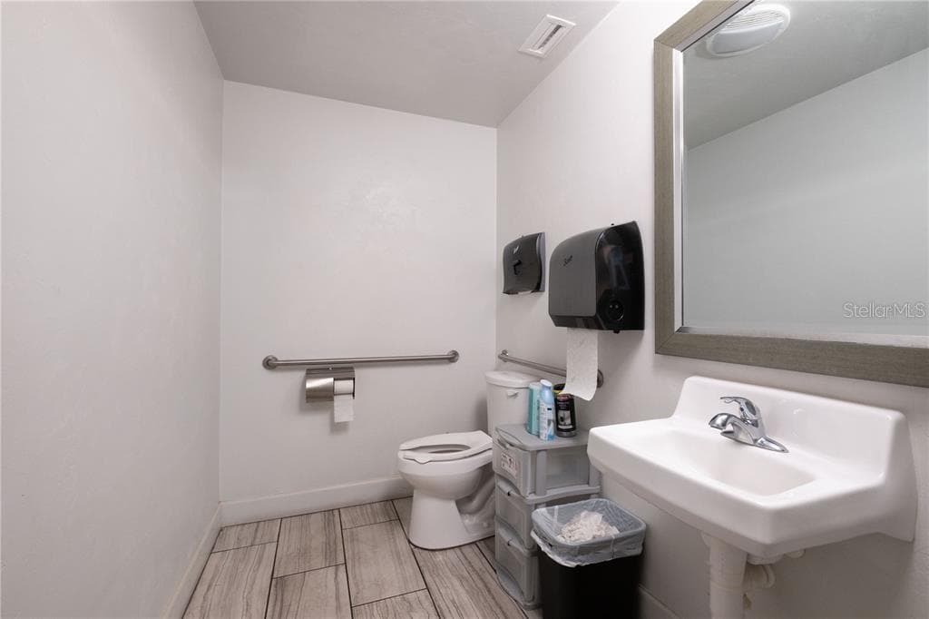 1725 MAIN STREET — photo 19 of 33