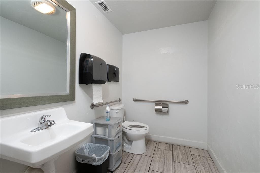 1725 MAIN STREET — photo 18 of 33