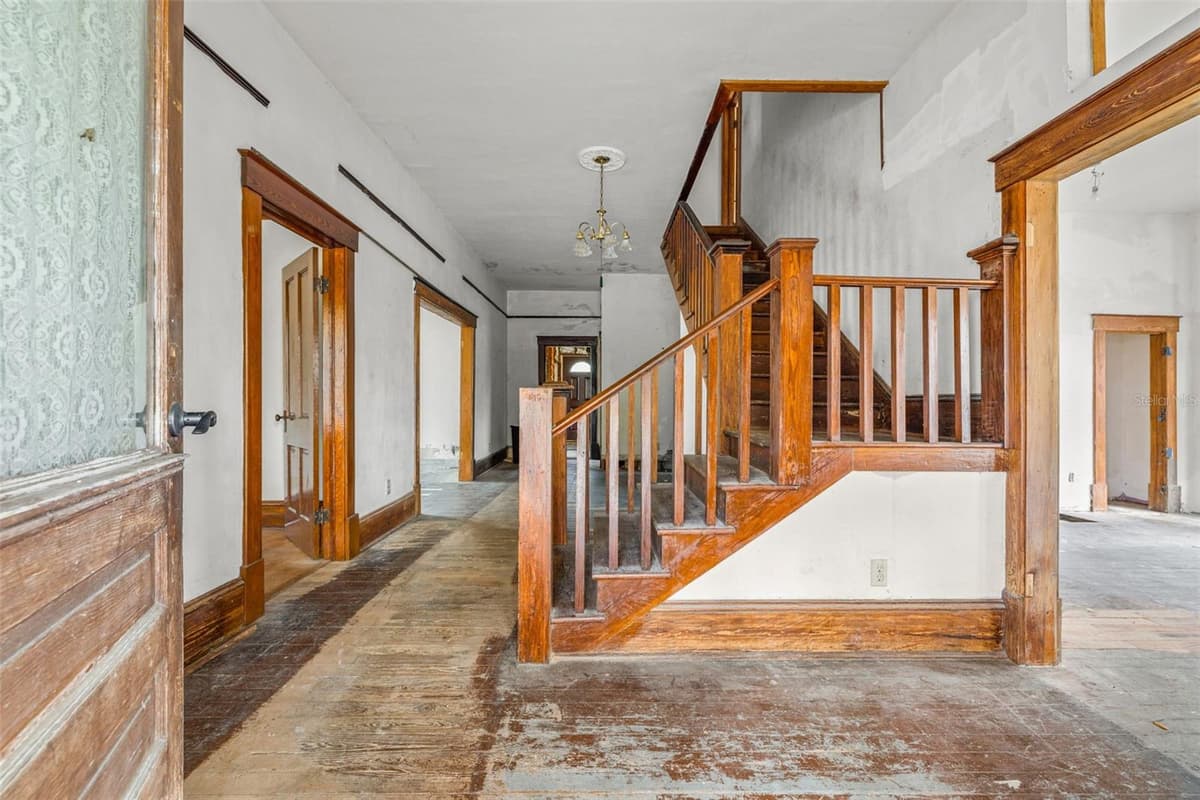 553 DIVISION STREET — photo 7 of 37