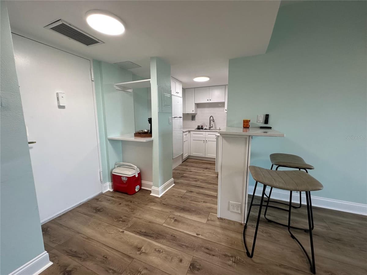 880 MANDALAY AVENUE — photo 13 of 26