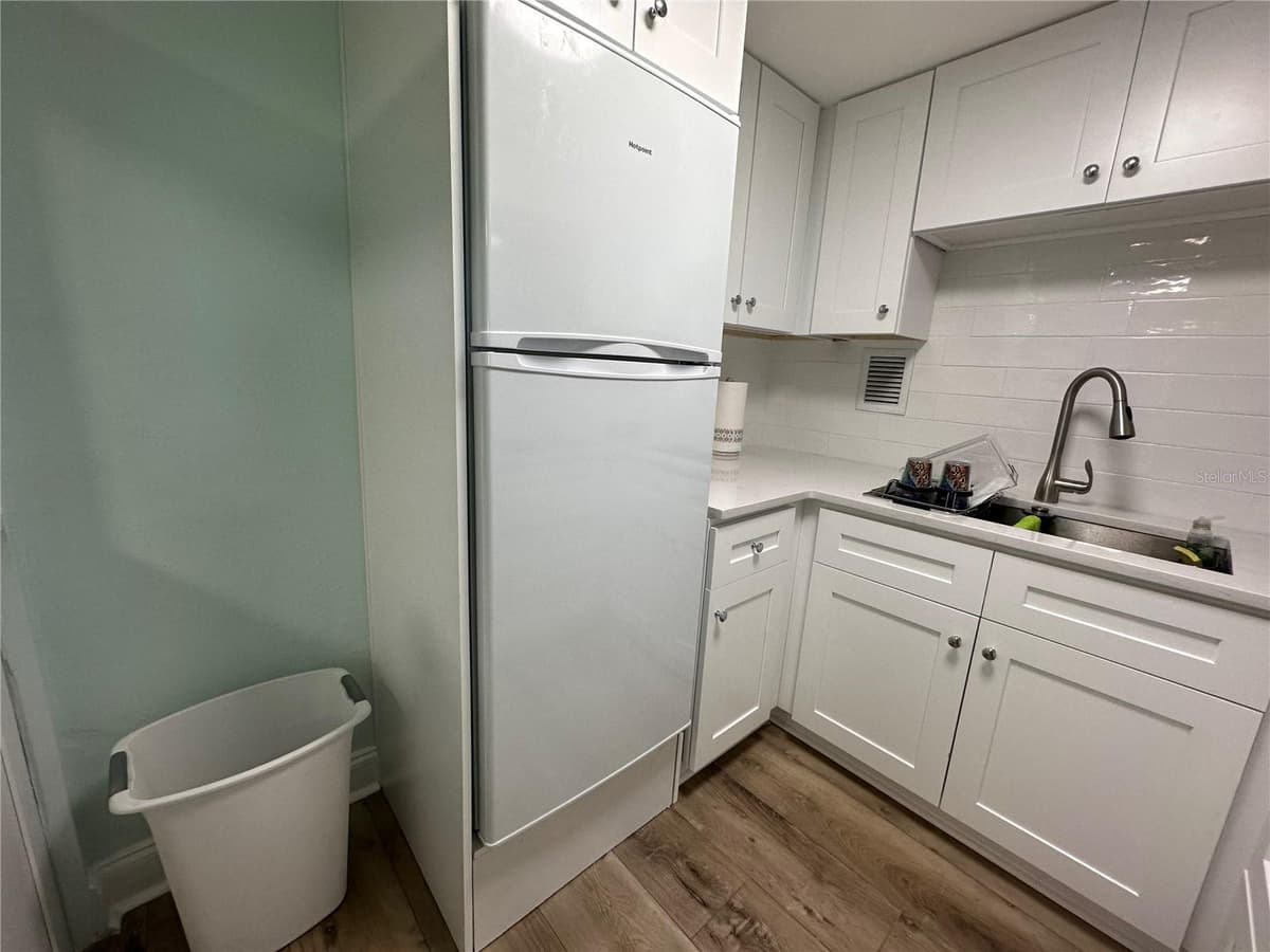 880 MANDALAY AVENUE — photo 15 of 26