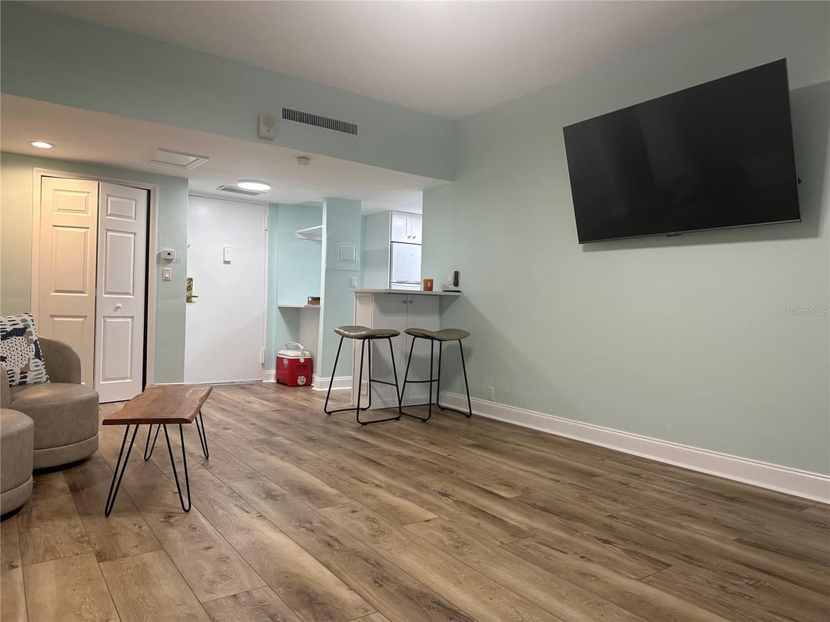 880 MANDALAY AVENUE — photo 7 of 26