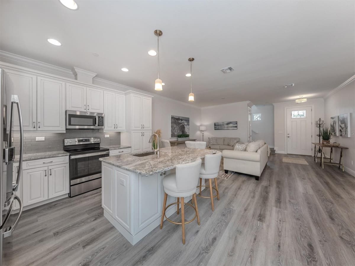 922 VENICE AVENUE — photo 8 of 41