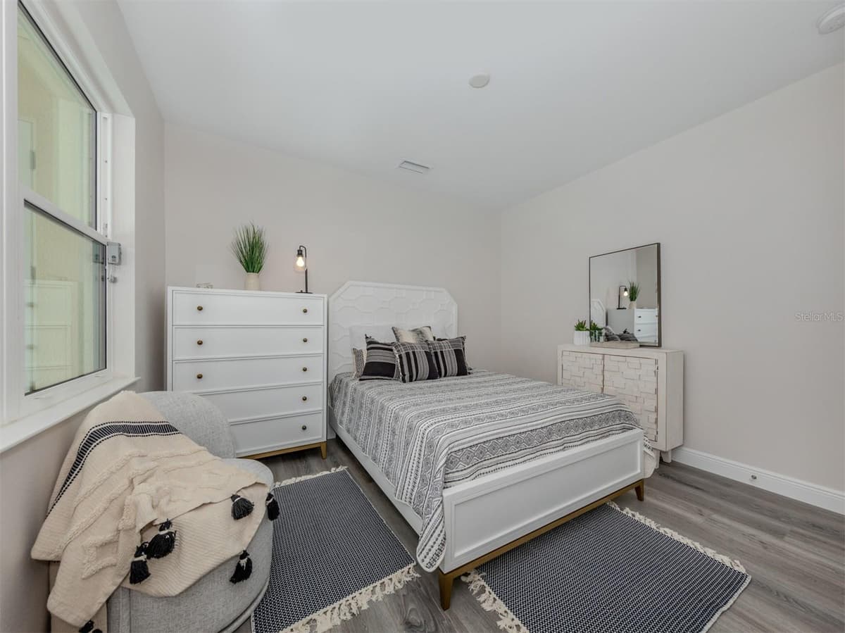 922 VENICE AVENUE — photo 10 of 41