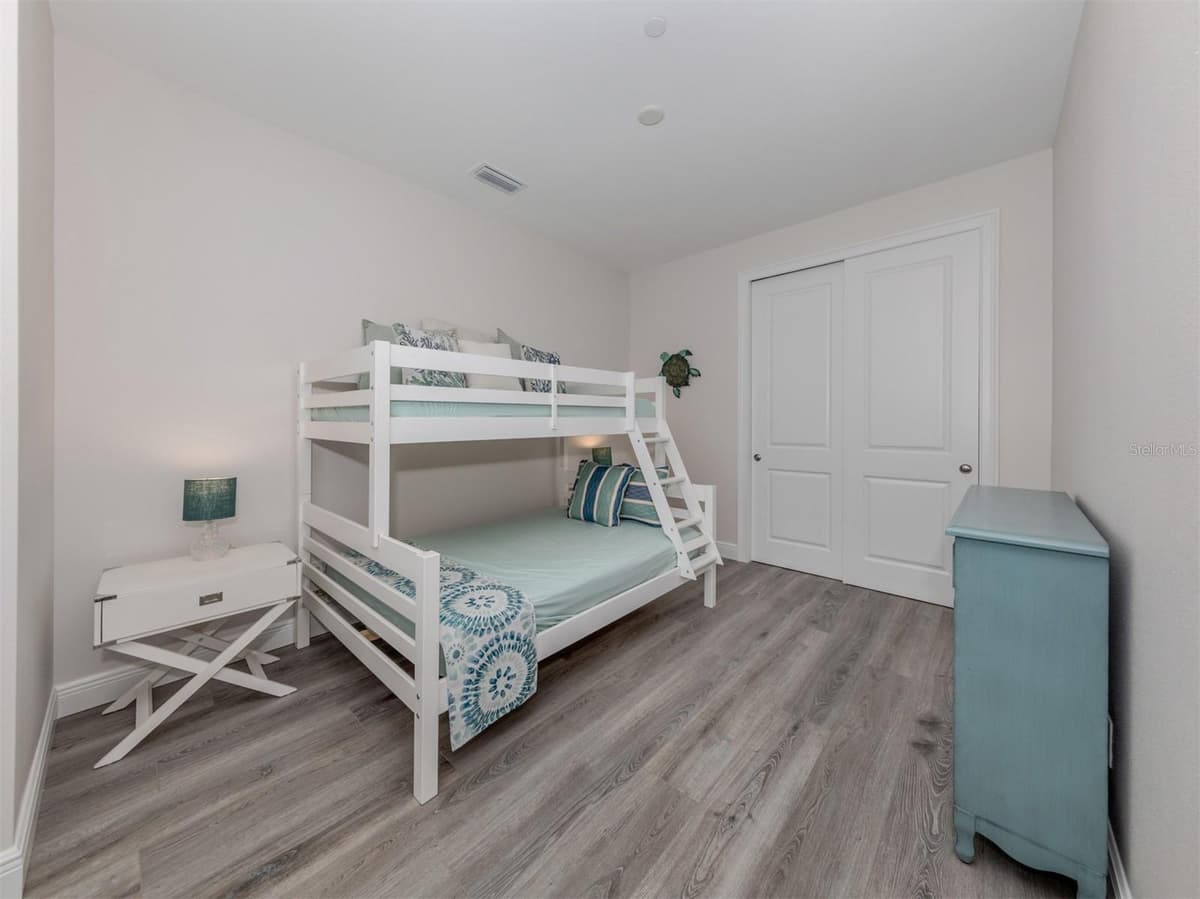 922 VENICE AVENUE — photo 21 of 41