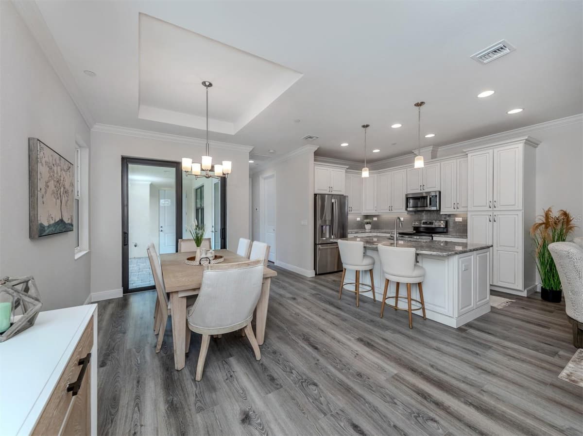 922 VENICE AVENUE — photo 4 of 41