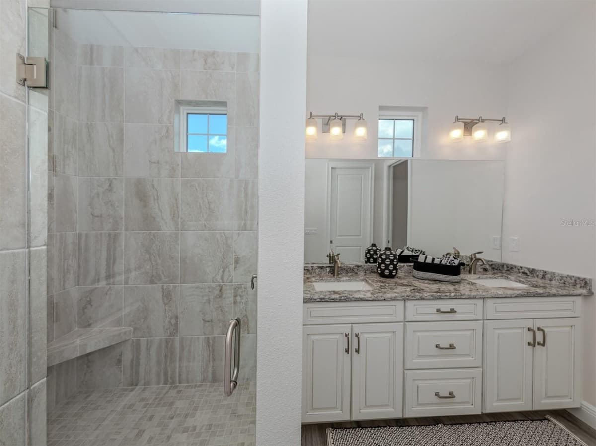 922 VENICE AVENUE — photo 15 of 41