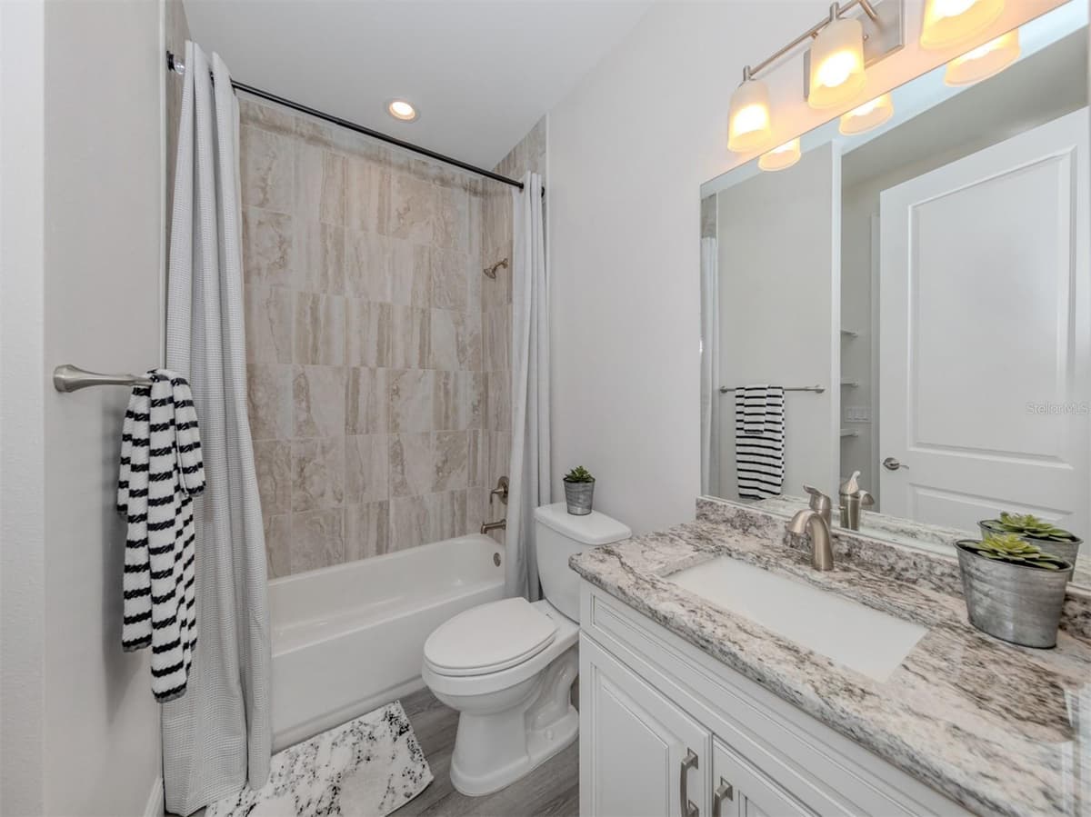 922 VENICE AVENUE — photo 11 of 41