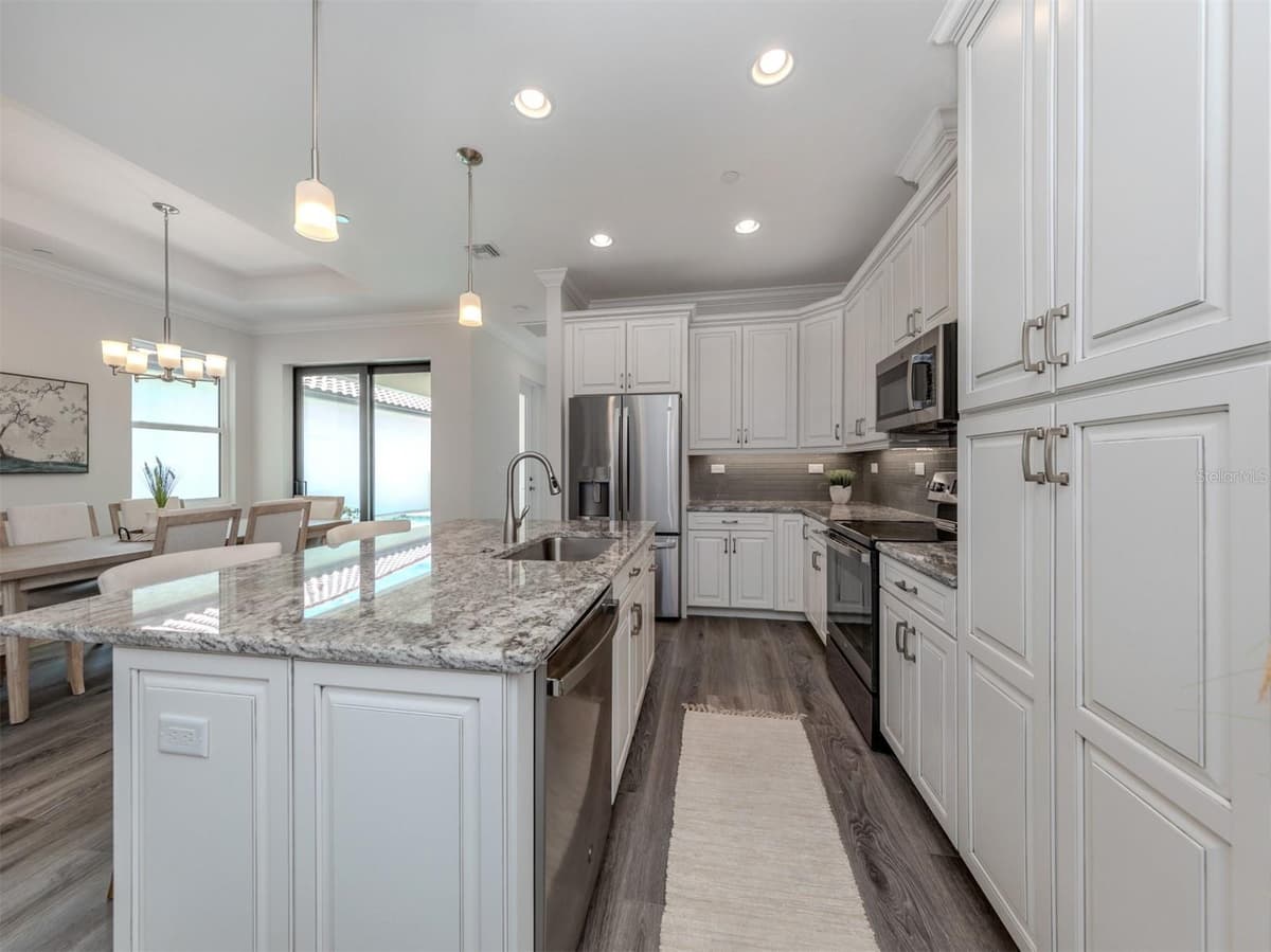 922 VENICE AVENUE — photo 9 of 41