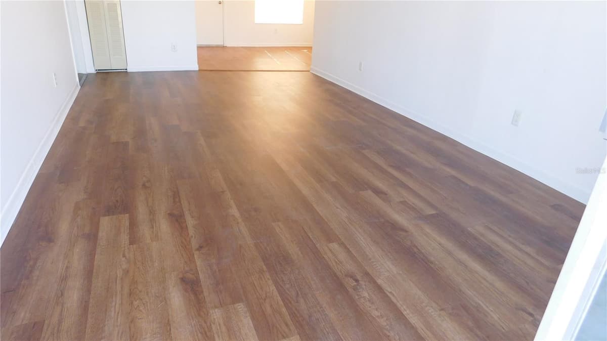 2540 WOODGATE BOULEVARD — photo 8 of 38