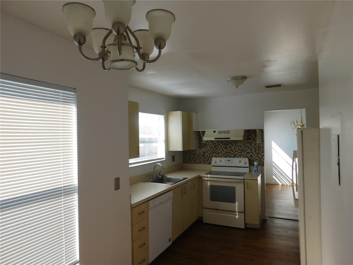 2540 WOODGATE BOULEVARD — photo 14 of 38