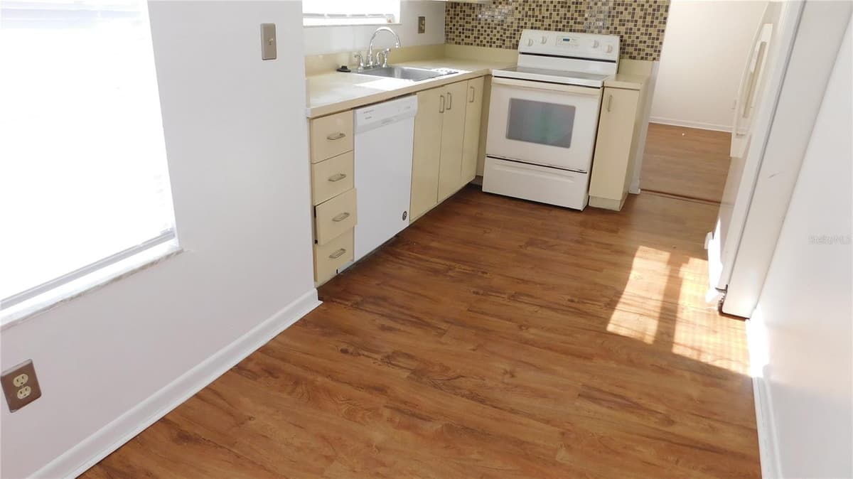2540 WOODGATE BOULEVARD — photo 17 of 38