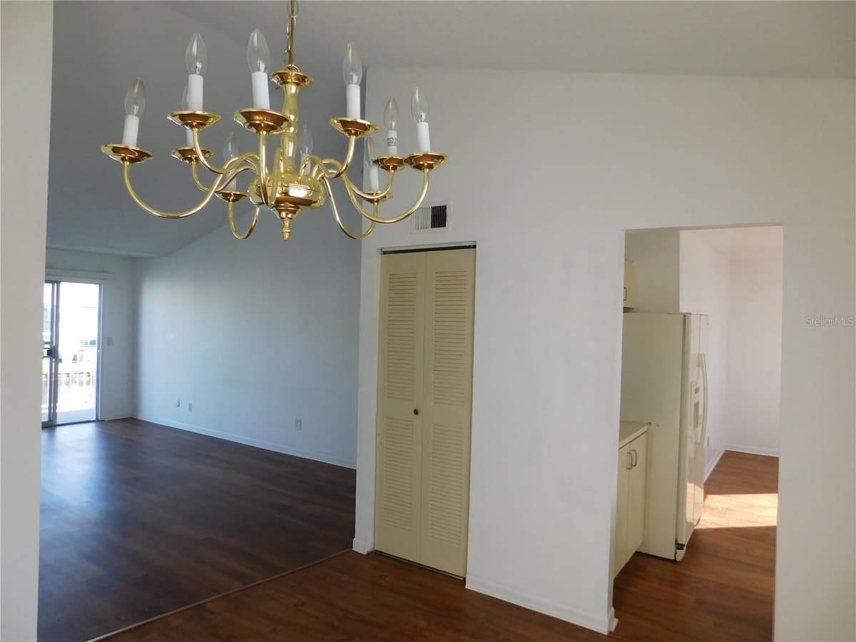2540 WOODGATE BOULEVARD — photo 5 of 38