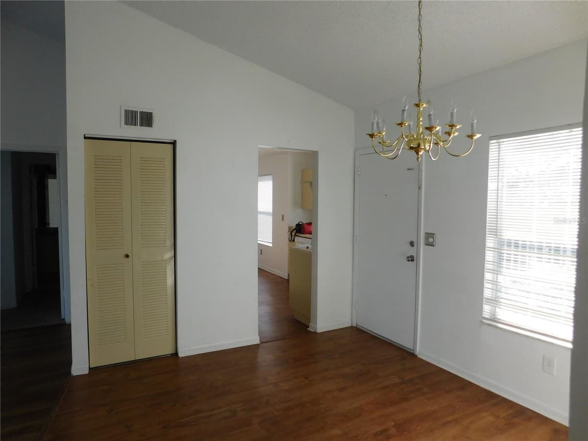 2540 WOODGATE BOULEVARD — photo 4 of 38
