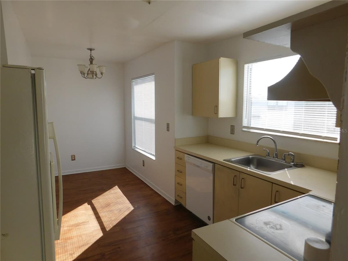2540 WOODGATE BOULEVARD — photo 10 of 38