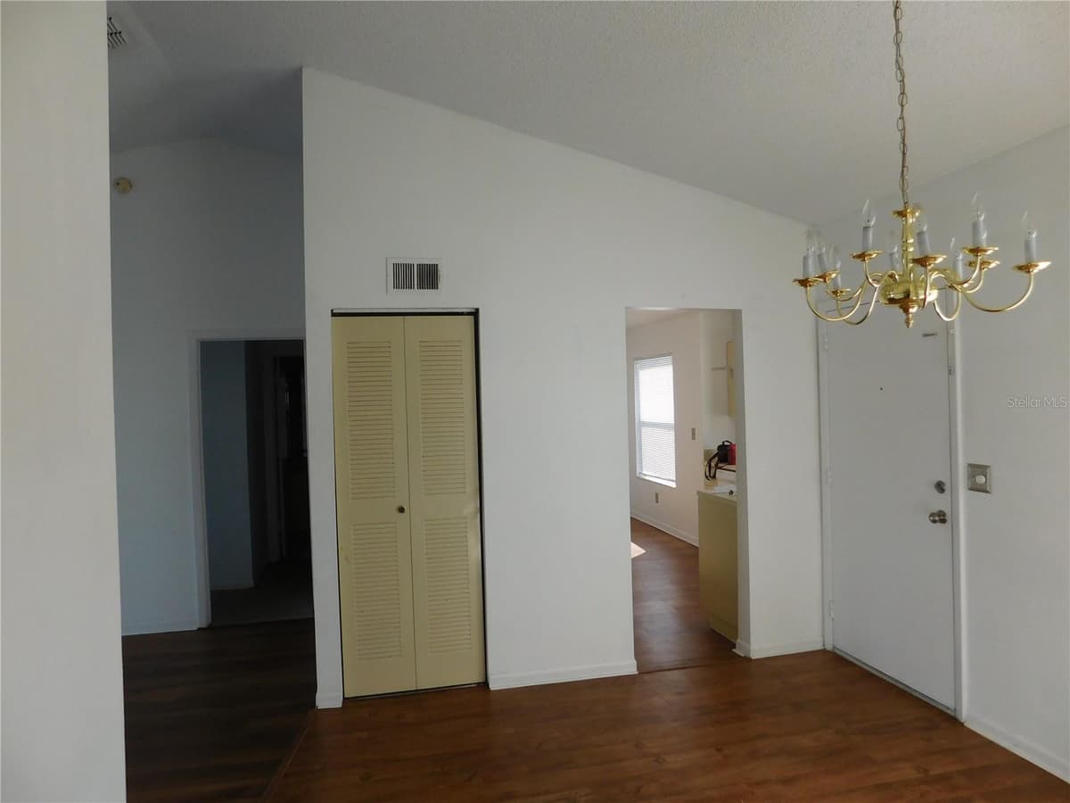 2540 WOODGATE BOULEVARD — photo 6 of 38