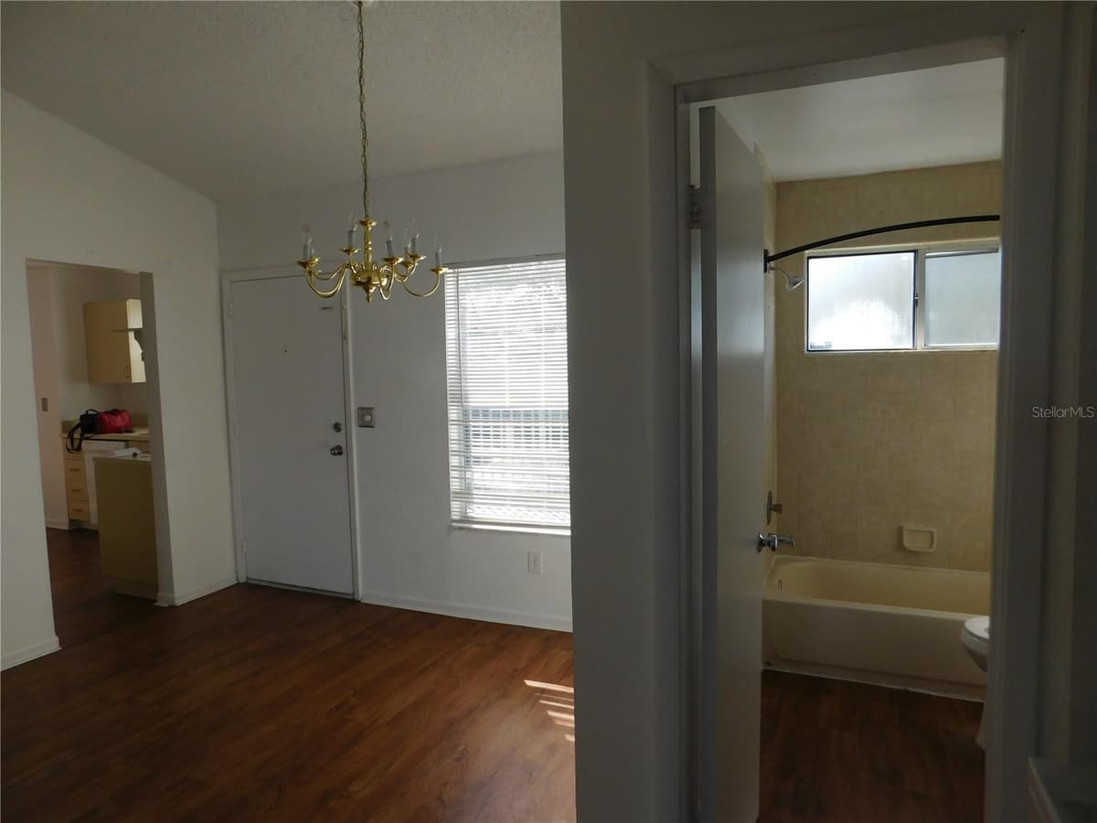 2540 WOODGATE BOULEVARD — photo 7 of 38