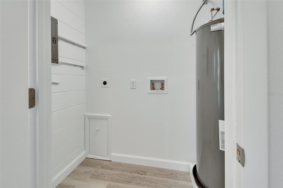 217 HILL AVENUE — photo 21 of 26