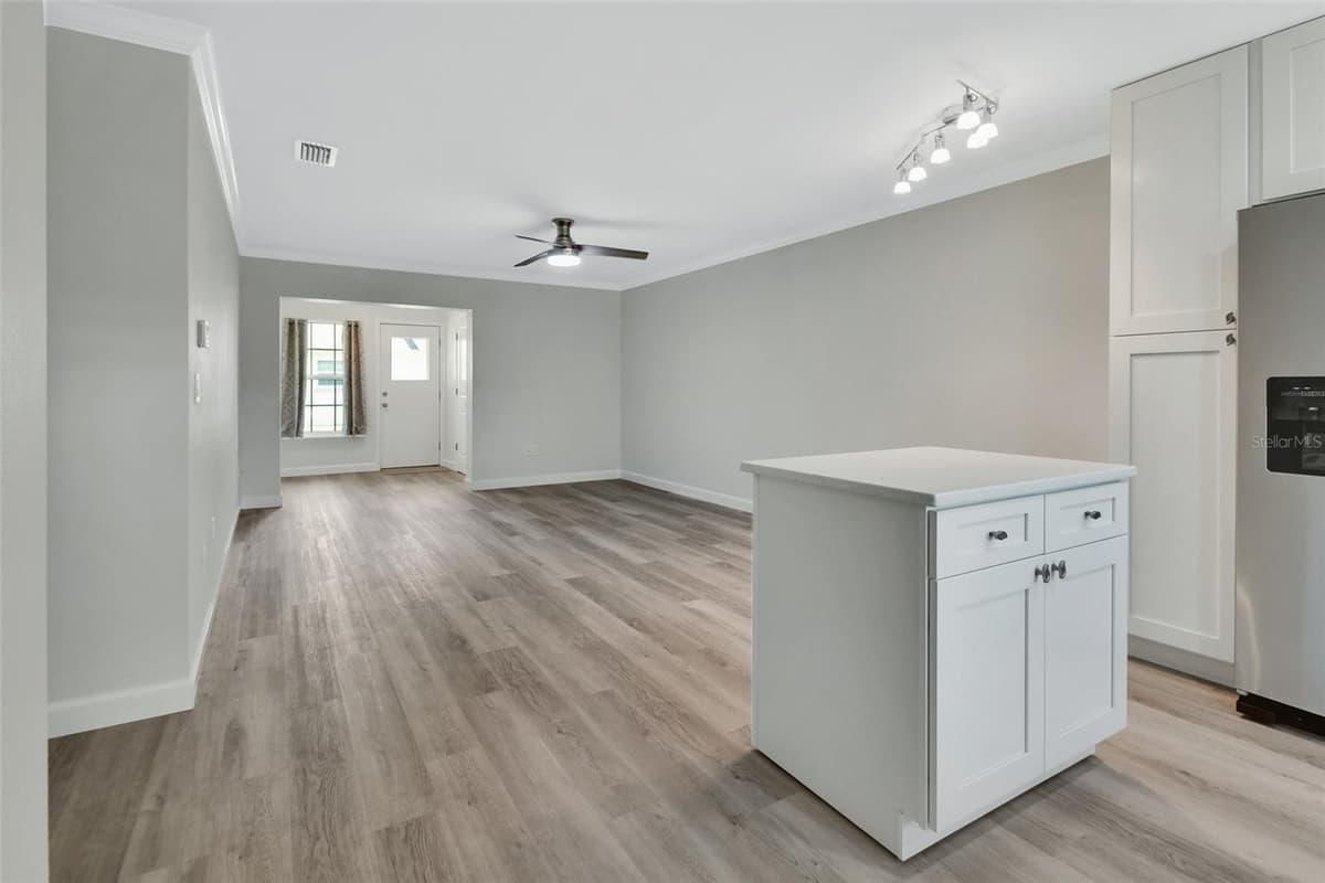 217 HILL AVENUE — photo 3 of 26
