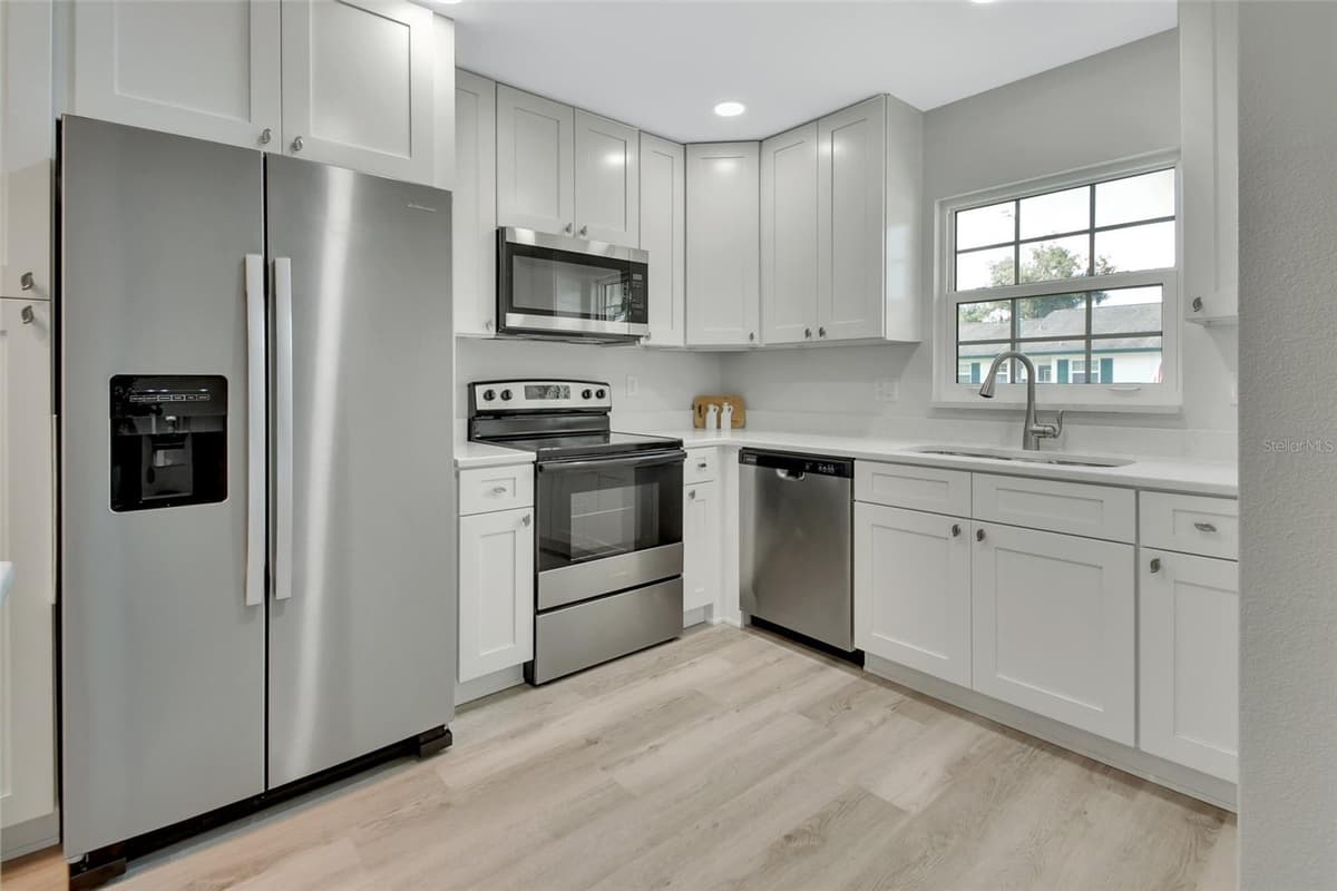 217 HILL AVENUE — photo 7 of 26
