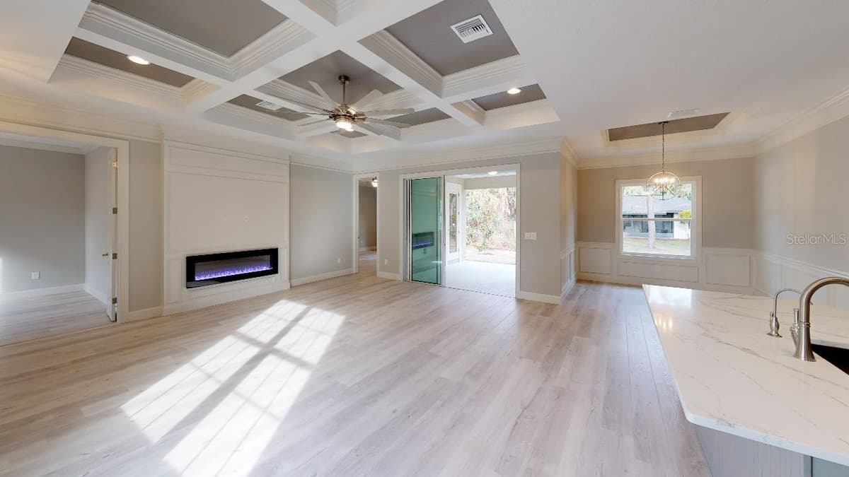 5221 SAN MATEO DRIVE — photo 2 of 12