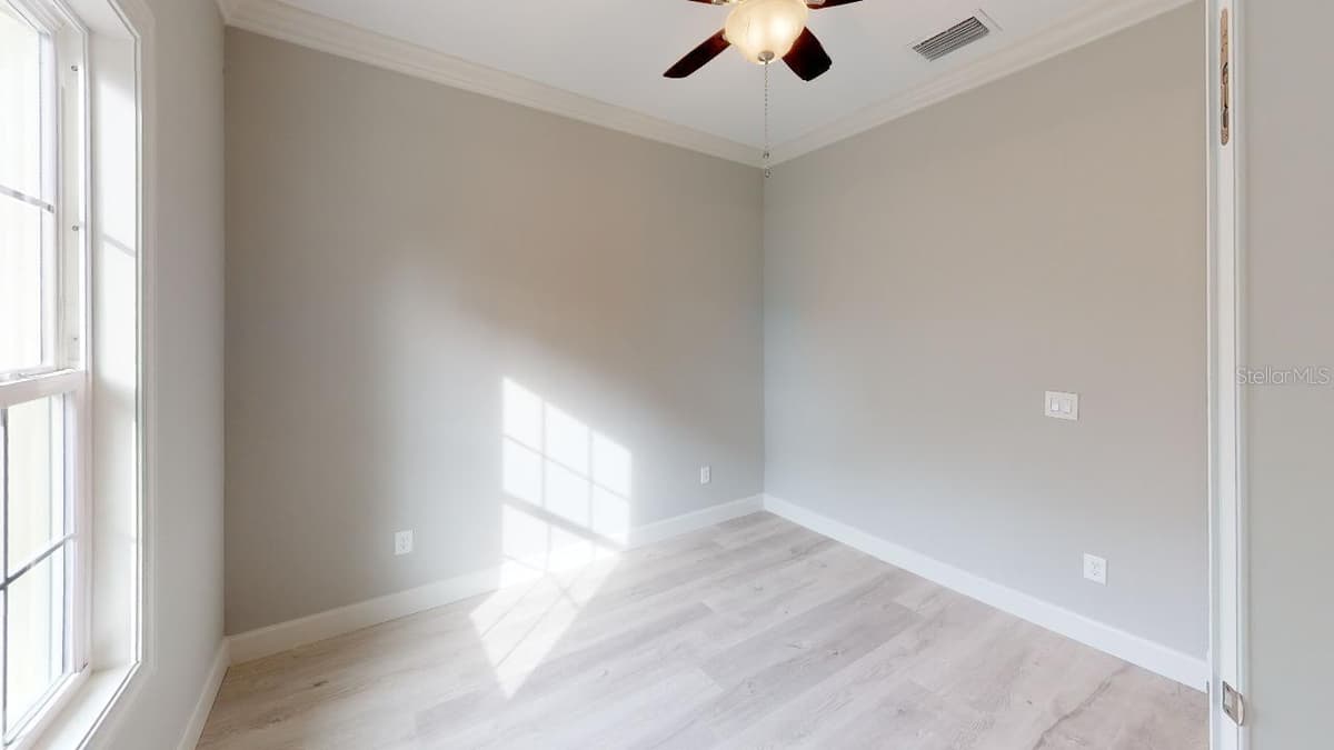 5221 SAN MATEO DRIVE — photo 8 of 12