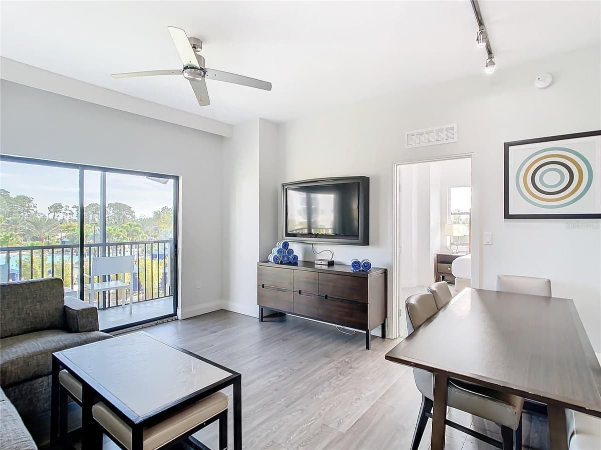 14501 GROVE RESORT AVENUE — photo 14 of 65