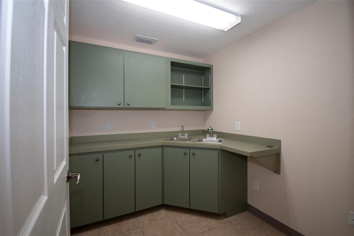 3221 TAMIAMI TRL — photo 19 of 45