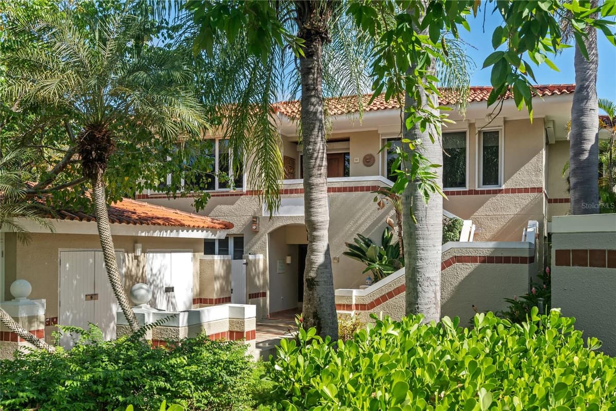 32 GREEN VILLAS DRIVE — photo 1 of 51