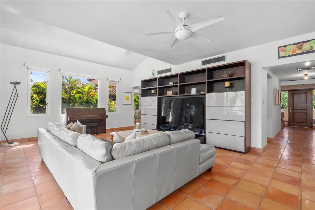 32 GREEN VILLAS DRIVE — photo 9 of 51