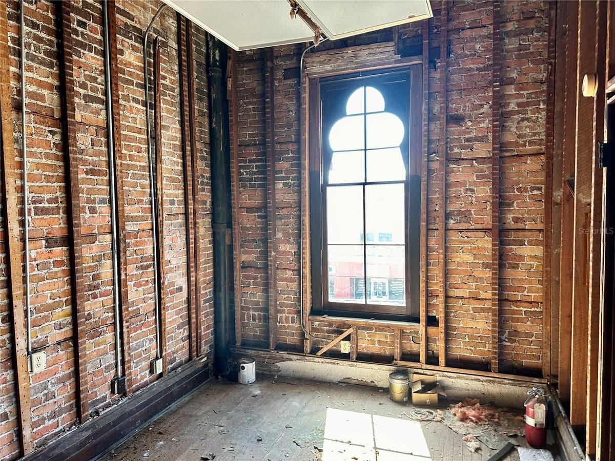 209 OAK AVENUE — photo 3 of 12