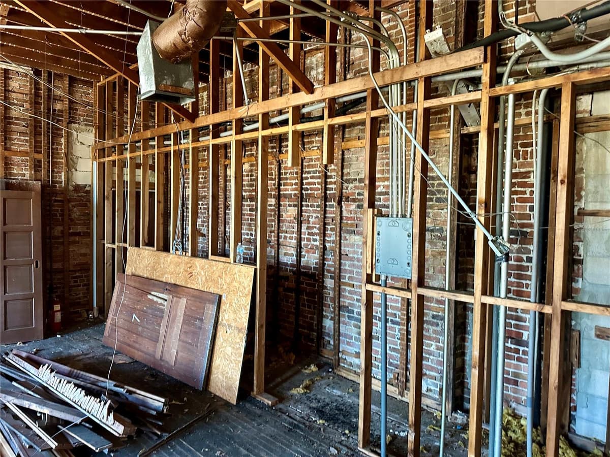 209 OAK AVENUE — photo 7 of 12