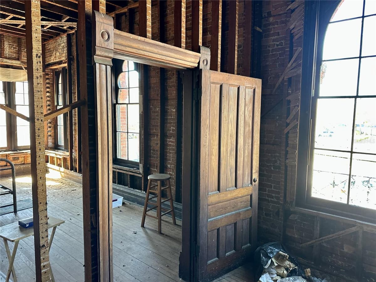 209 OAK AVENUE — photo 10 of 12