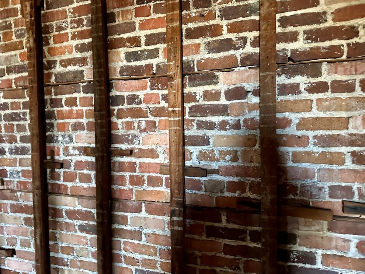 209 OAK AVENUE — photo 9 of 12