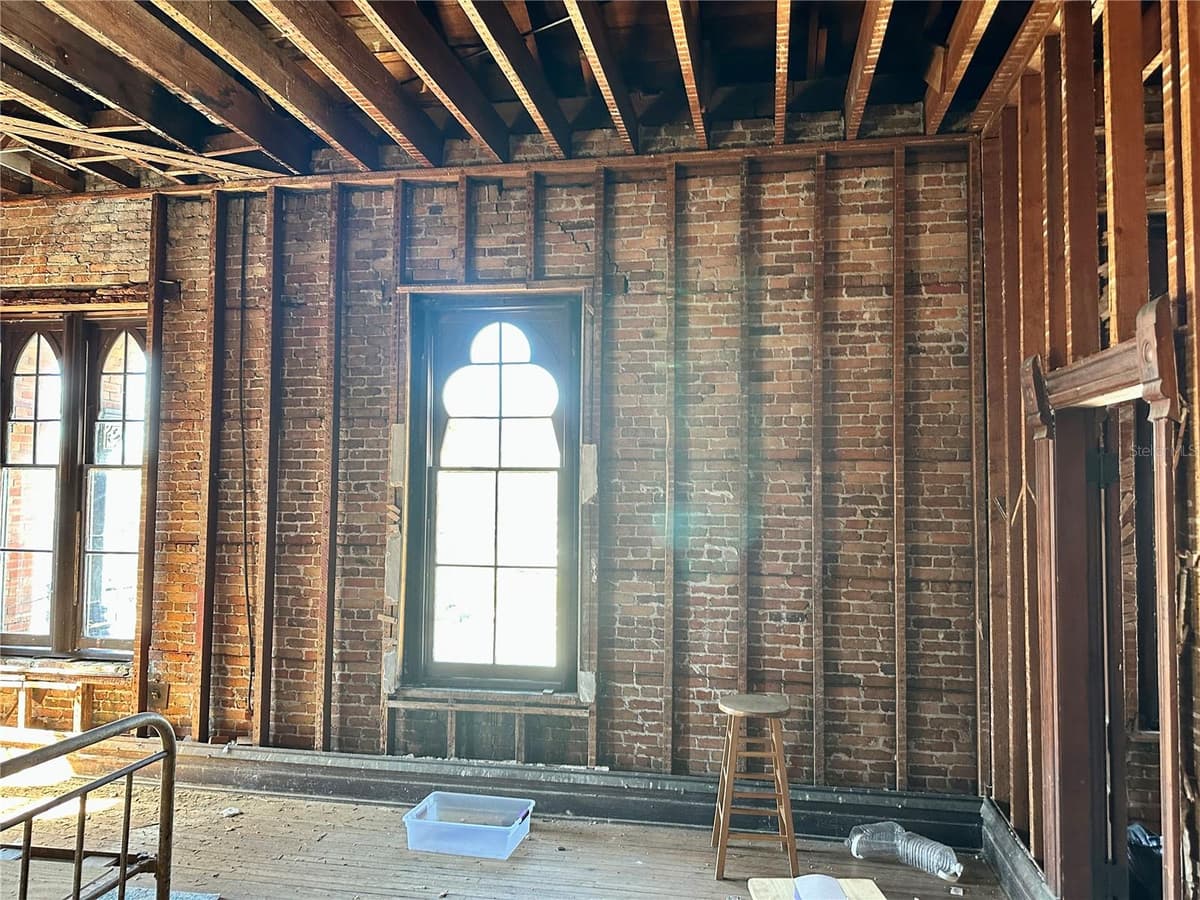 209 OAK AVENUE — photo 2 of 12