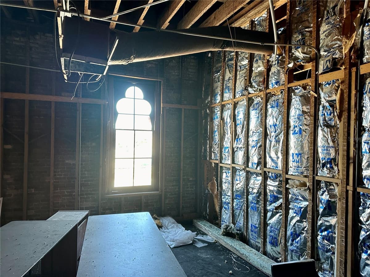 209 OAK AVENUE — photo 6 of 12