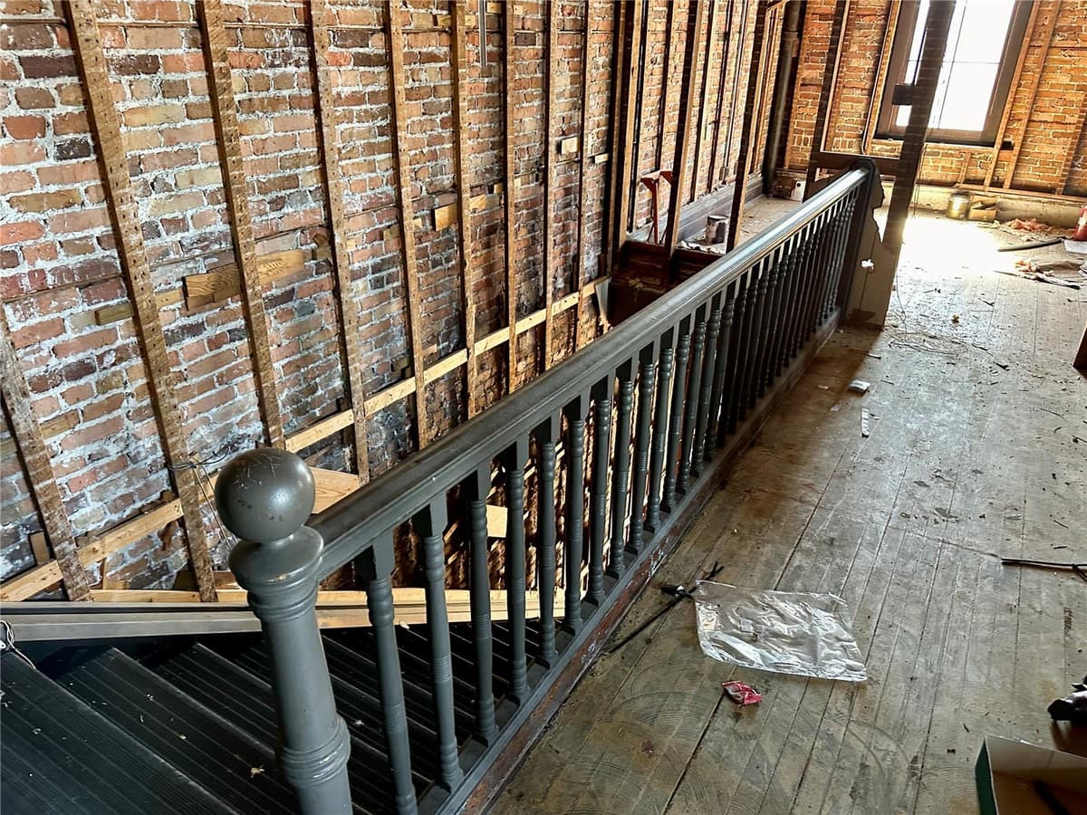 209 OAK AVENUE — photo 4 of 12
