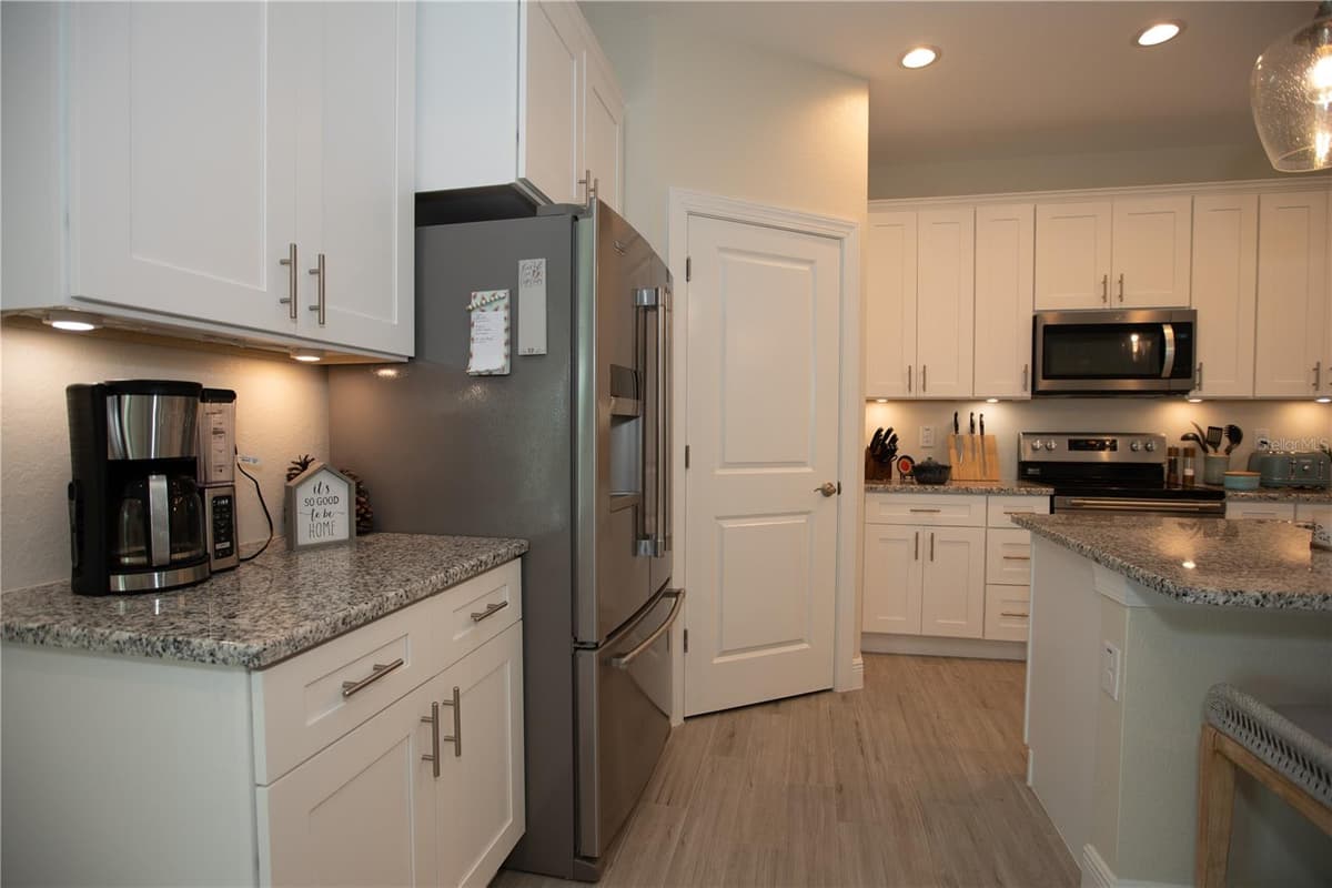 22528 MINERVA AVENUE — photo 7 of 28