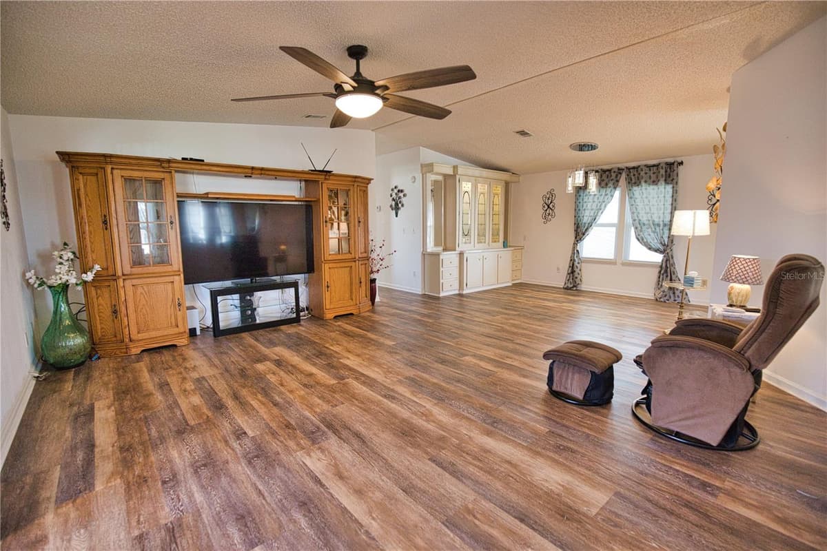 469 LOMA LINDA — photo 15 of 79