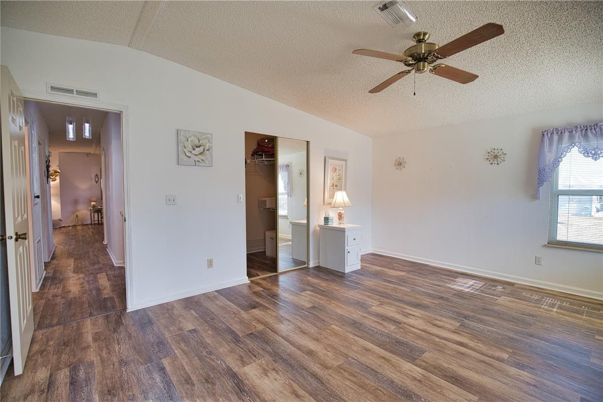 469 LOMA LINDA — photo 36 of 79