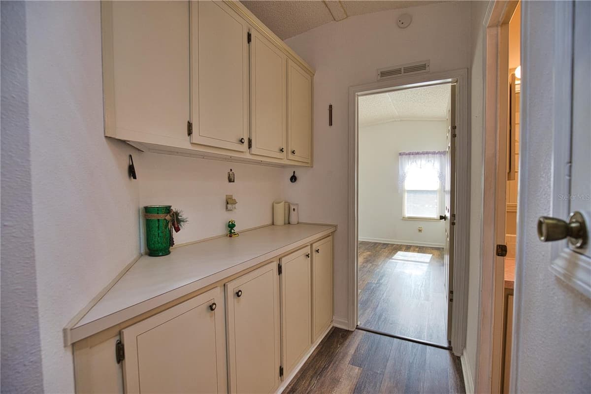 469 LOMA LINDA — photo 30 of 79