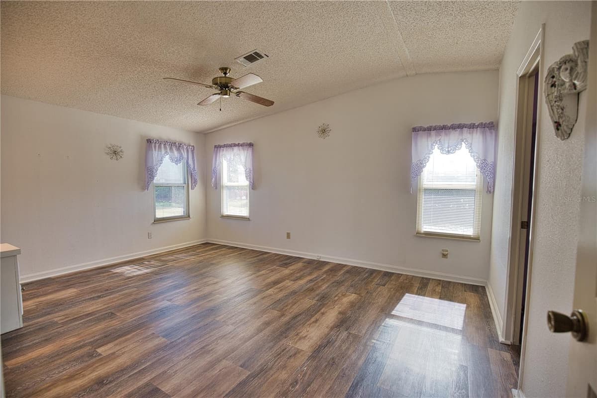 469 LOMA LINDA — photo 33 of 79